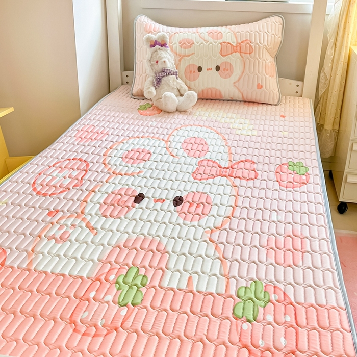 91家纺网 家纺一手货源 找家纺 川悦生活 2026新款大版宿舍凉感丝学生床凉席三件套 蜜莓小兔