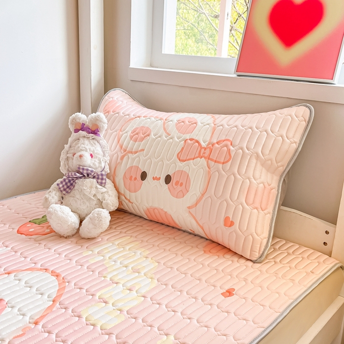 91家纺网 家纺一手货源 找家纺 川悦生活 2026新款大版宿舍凉感丝学生床凉席三件套 蜜莓小兔