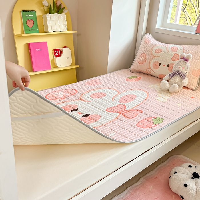 91家纺网 家纺一手货源 找家纺 川悦生活 2026新款大版宿舍凉感丝学生床凉席三件套 蜜莓小兔