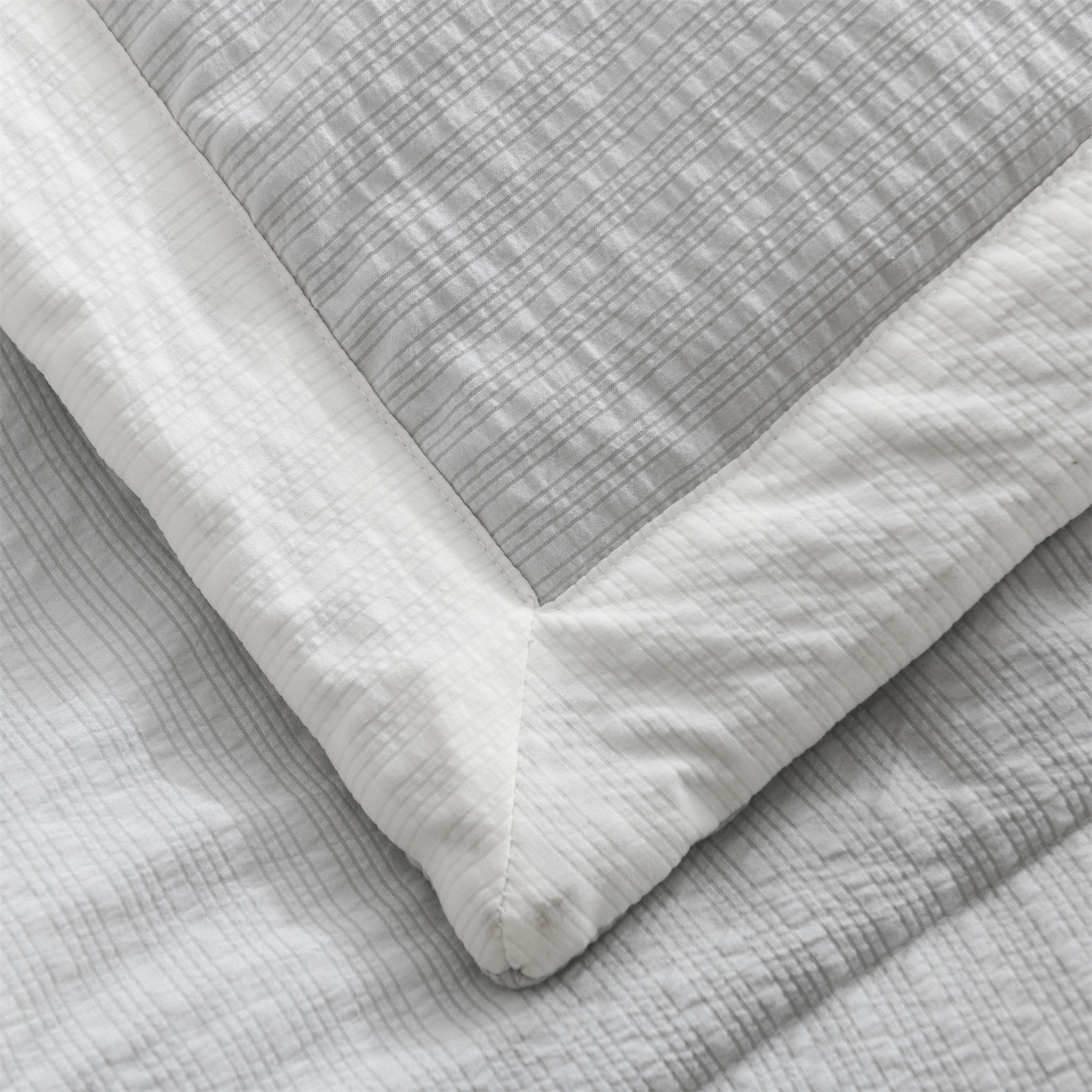 91家纺网 家纺一手货源 找家纺 恋绒家纺 2026春夏新款泡芙纱双层纱泡泡提花皱皱纱夏被夏凉被空调被 浅灰