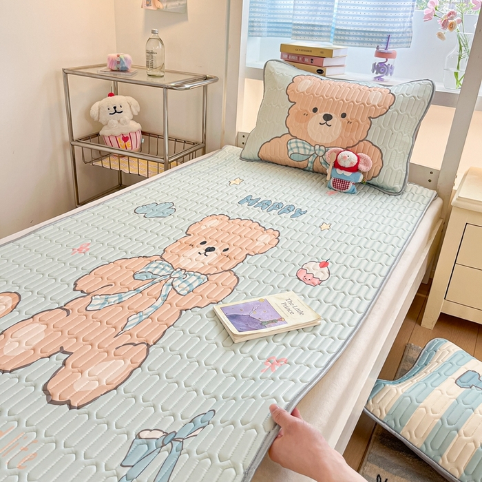 91家纺网 家纺一手货源 找家纺 川悦生活 2026新款大版宿舍凉感丝学生床凉席三件套 奶芙熊仔