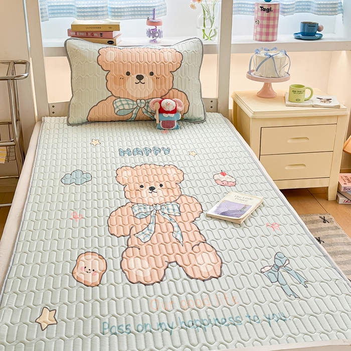 91家纺网 家纺一手货源 找家纺 川悦生活 2026新款大版宿舍凉感丝学生床凉席三件套 奶芙熊仔