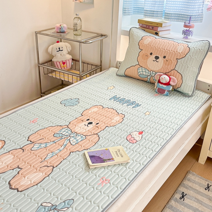 91家纺网 家纺一手货源 找家纺 川悦生活 2026新款大版宿舍凉感丝学生床凉席三件套 奶芙熊仔