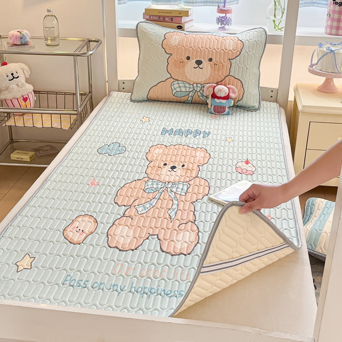 91家纺网 家纺一手货源 找家纺 川悦生活 2026新款大版宿舍凉感丝学生床凉席三件套 奶芙熊仔