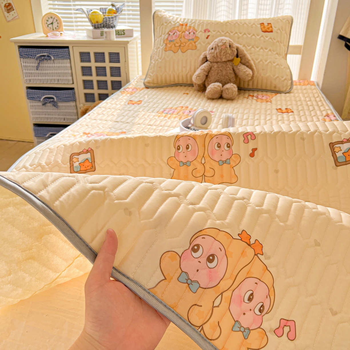 91家纺网 家纺一手货源 找家纺 川悦生活 2026新款大版宿舍凉感丝学生床凉席三件套 奶黄萌宝