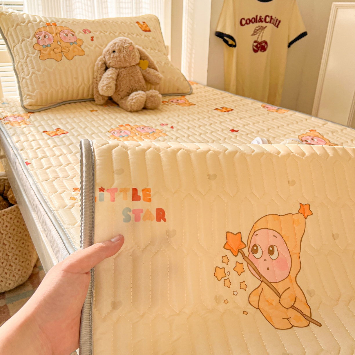 91家纺网 家纺一手货源 找家纺 川悦生活 2026新款大版宿舍凉感丝学生床凉席三件套 奶黄萌宝