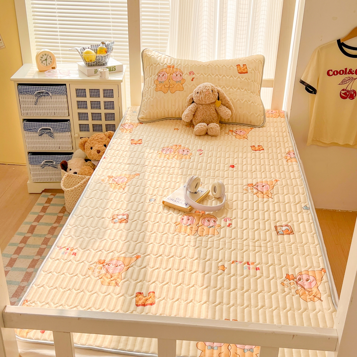 91家纺网 家纺一手货源 找家纺 川悦生活 2026新款大版宿舍凉感丝学生床凉席三件套 奶黄萌宝