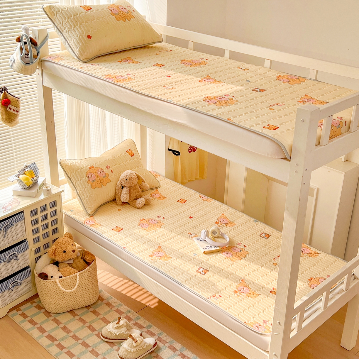 91家纺网 家纺一手货源 找家纺 川悦生活 2026新款大版宿舍凉感丝学生床凉席三件套 奶黄萌宝