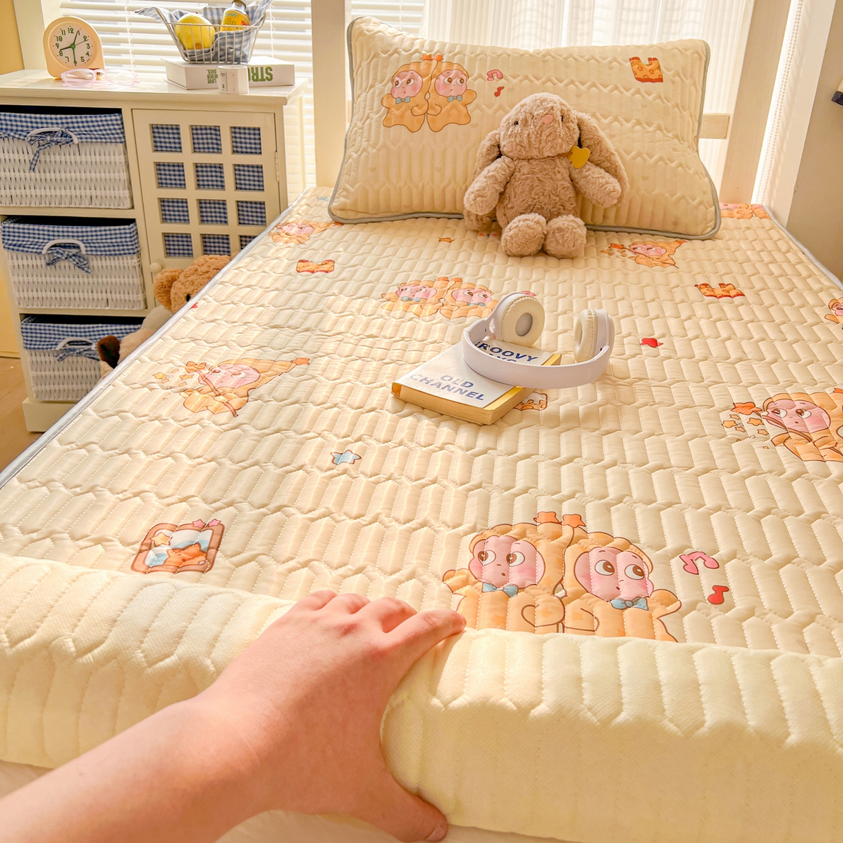 91家纺网 家纺一手货源 找家纺 川悦生活 2026新款大版宿舍凉感丝学生床凉席三件套 奶黄萌宝