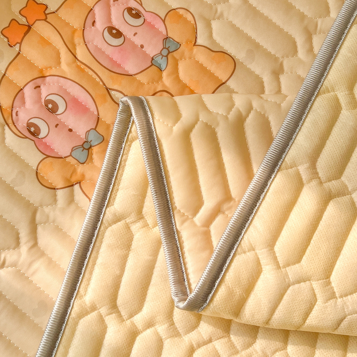 91家纺网 家纺一手货源 找家纺 川悦生活 2026新款大版宿舍凉感丝学生床凉席三件套 奶黄萌宝