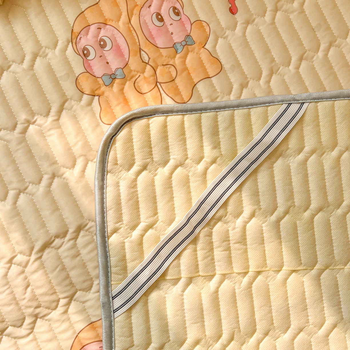 91家纺网 家纺一手货源 找家纺 川悦生活 2026新款大版宿舍凉感丝学生床凉席三件套 奶黄萌宝