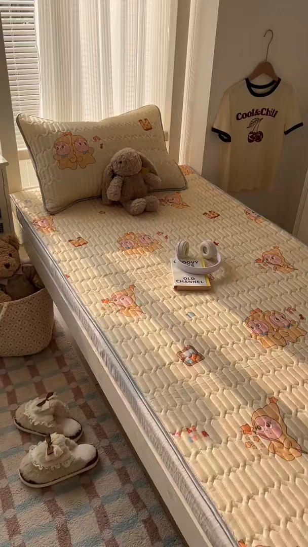 91家纺网 家纺一手货源 找家纺 川悦生活 2026新款大版宿舍凉感丝学生床凉席三件套 奶黄萌宝