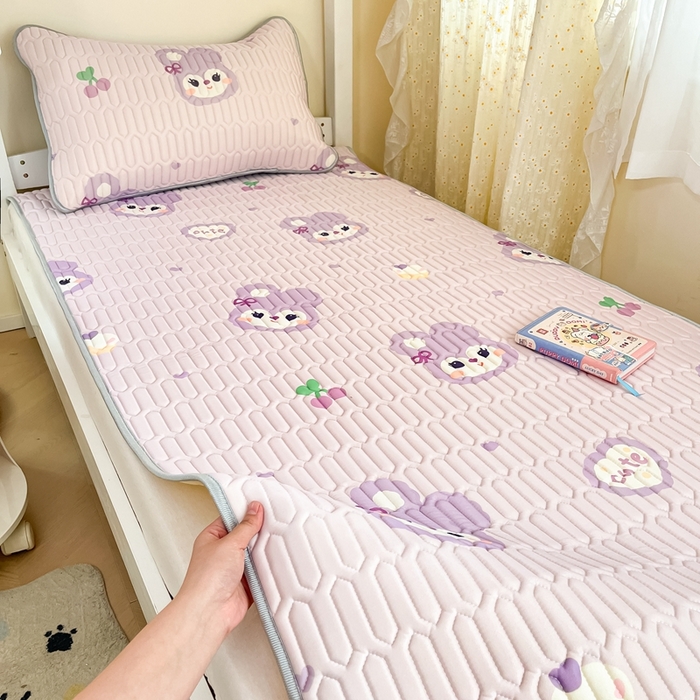 91家纺网 家纺一手货源 找家纺 川悦生活 2026新款大版宿舍凉感丝学生床凉席三件套 软绵兔酱