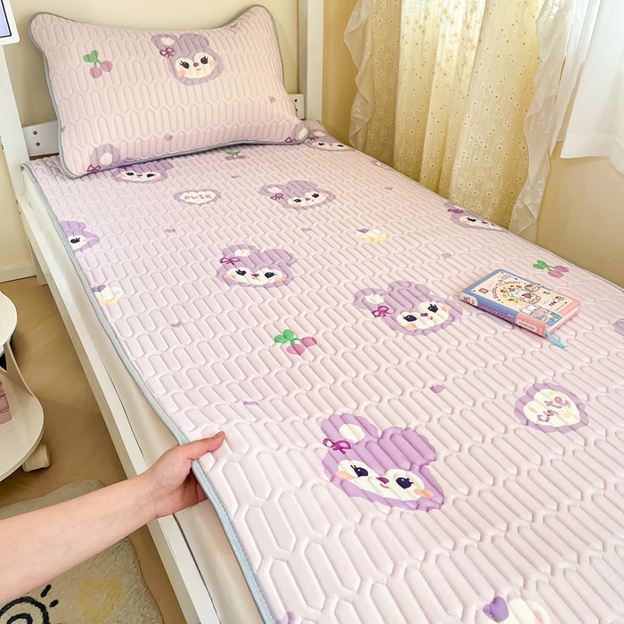 91家纺网 家纺一手货源 找家纺 川悦生活 2026新款大版宿舍凉感丝学生床凉席三件套 软绵兔酱