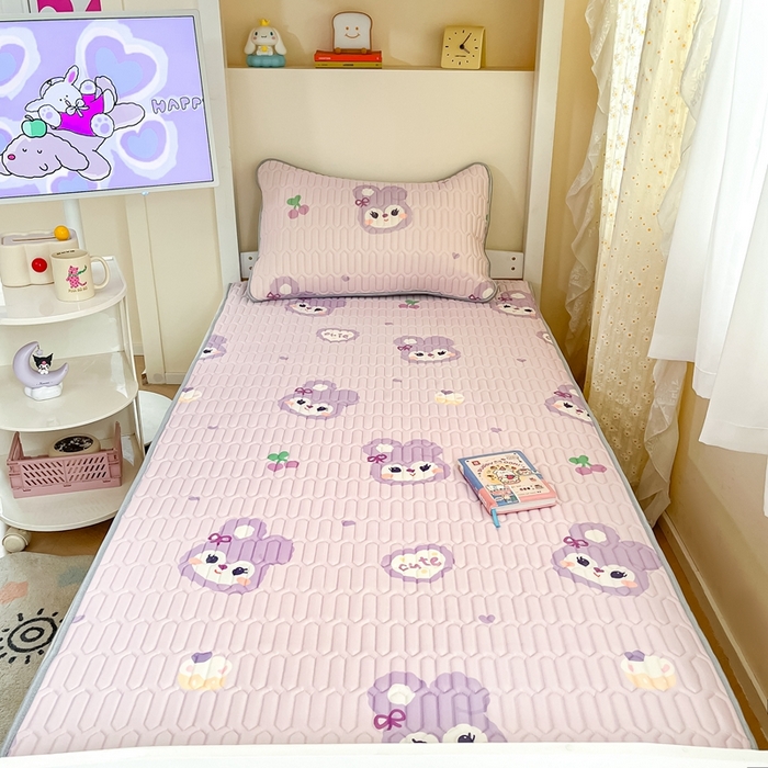 91家纺网 家纺一手货源 找家纺 川悦生活 2026新款大版宿舍凉感丝学生床凉席三件套 软绵兔酱