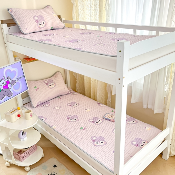 91家纺网 家纺一手货源 找家纺 川悦生活 2026新款大版宿舍凉感丝学生床凉席三件套 软绵兔酱