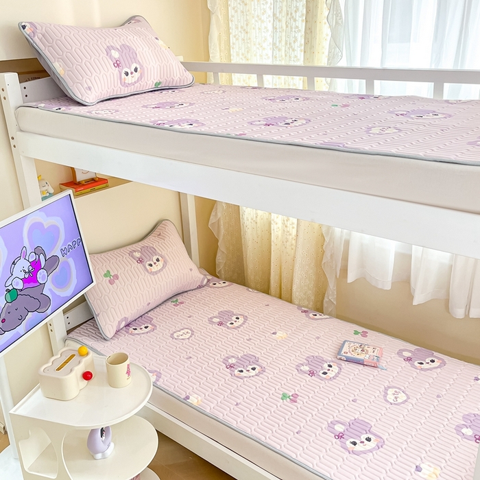 91家纺网 家纺一手货源 找家纺 川悦生活 2026新款大版宿舍凉感丝学生床凉席三件套 软绵兔酱