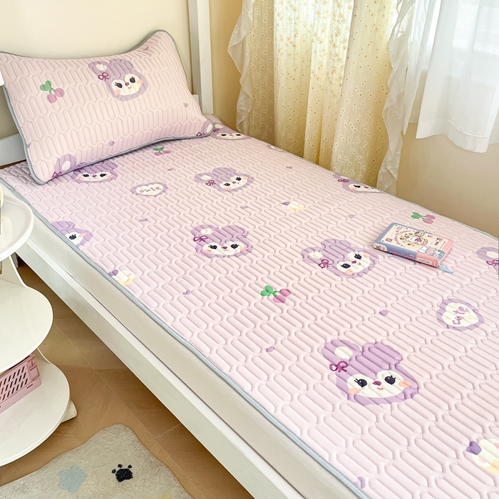 91家纺网 家纺一手货源 找家纺 川悦生活 2026新款大版宿舍凉感丝学生床凉席三件套 软绵兔酱