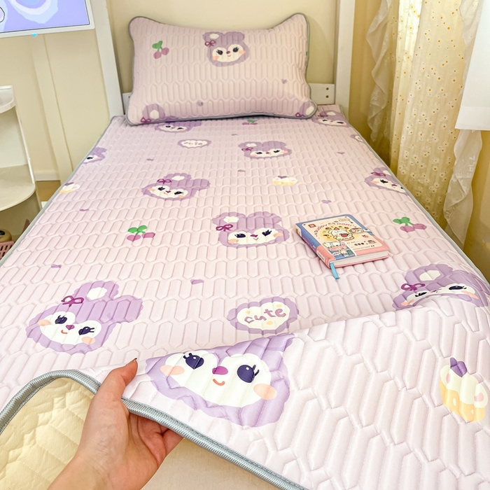 91家纺网 家纺一手货源 找家纺 川悦生活 2026新款大版宿舍凉感丝学生床凉席三件套 软绵兔酱