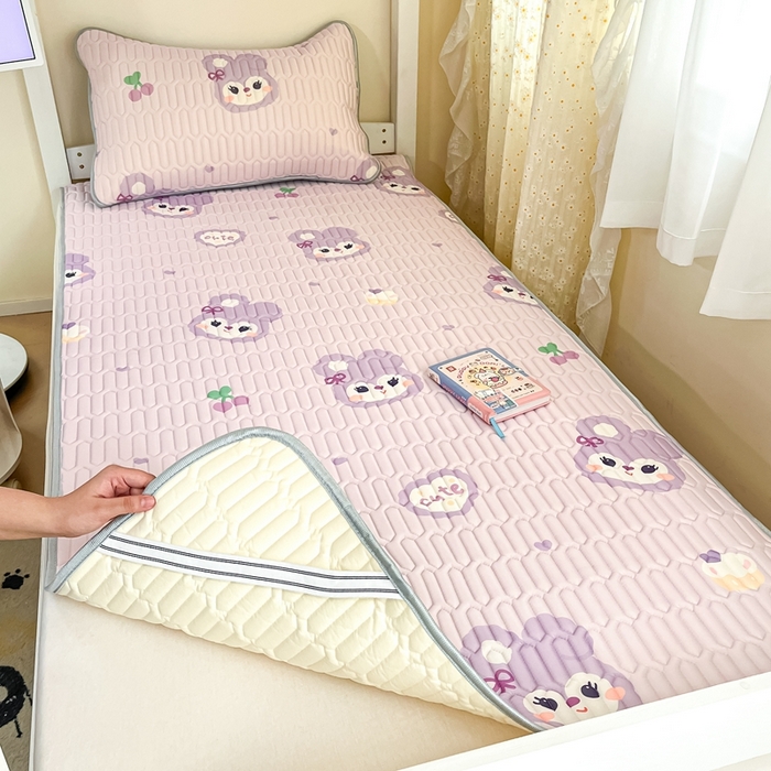 91家纺网 家纺一手货源 找家纺 川悦生活 2026新款大版宿舍凉感丝学生床凉席三件套 软绵兔酱