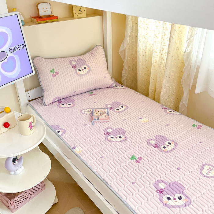 91家纺网 家纺一手货源 找家纺 川悦生活 2026新款大版宿舍凉感丝学生床凉席三件套 软绵兔酱