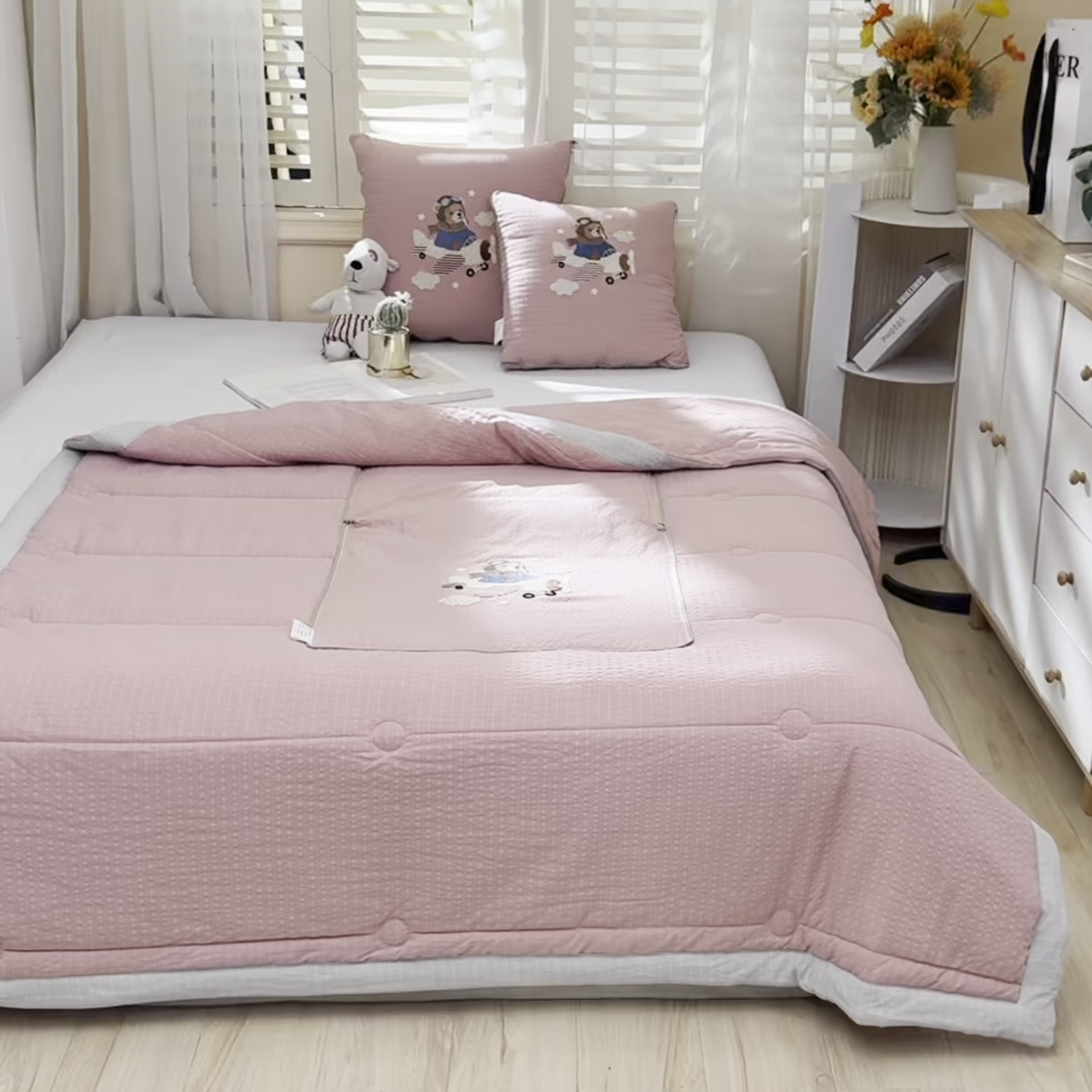 91家纺网 家纺一手货源 找家纺 （总）恋绒家纺 2026新款四季款贴布绣靠枕被抱枕被飞天萌熊