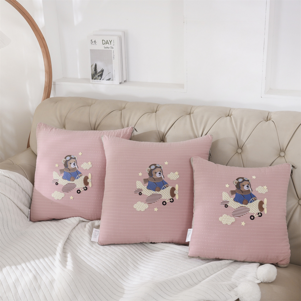 91家纺网 家纺一手货源 找家纺 （总）恋绒家纺 2026新款四季款贴布绣靠枕被抱枕被飞天萌熊