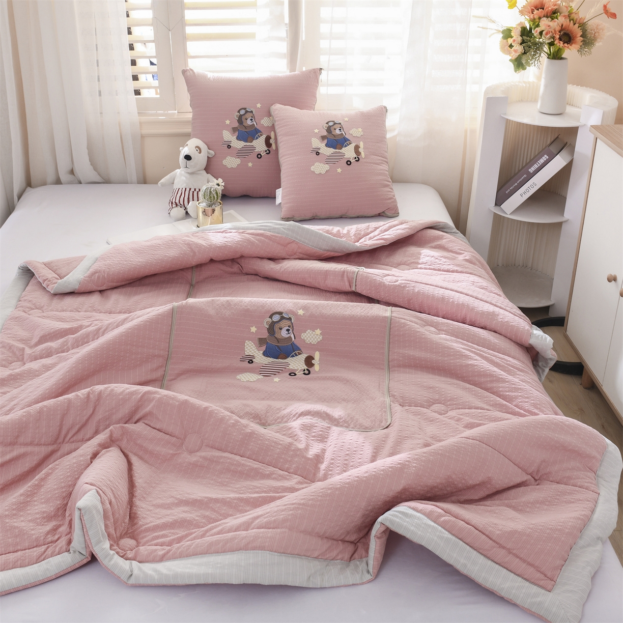 91家纺网 家纺一手货源 找家纺 （总）恋绒家纺 2026新款四季款贴布绣靠枕被抱枕被飞天萌熊