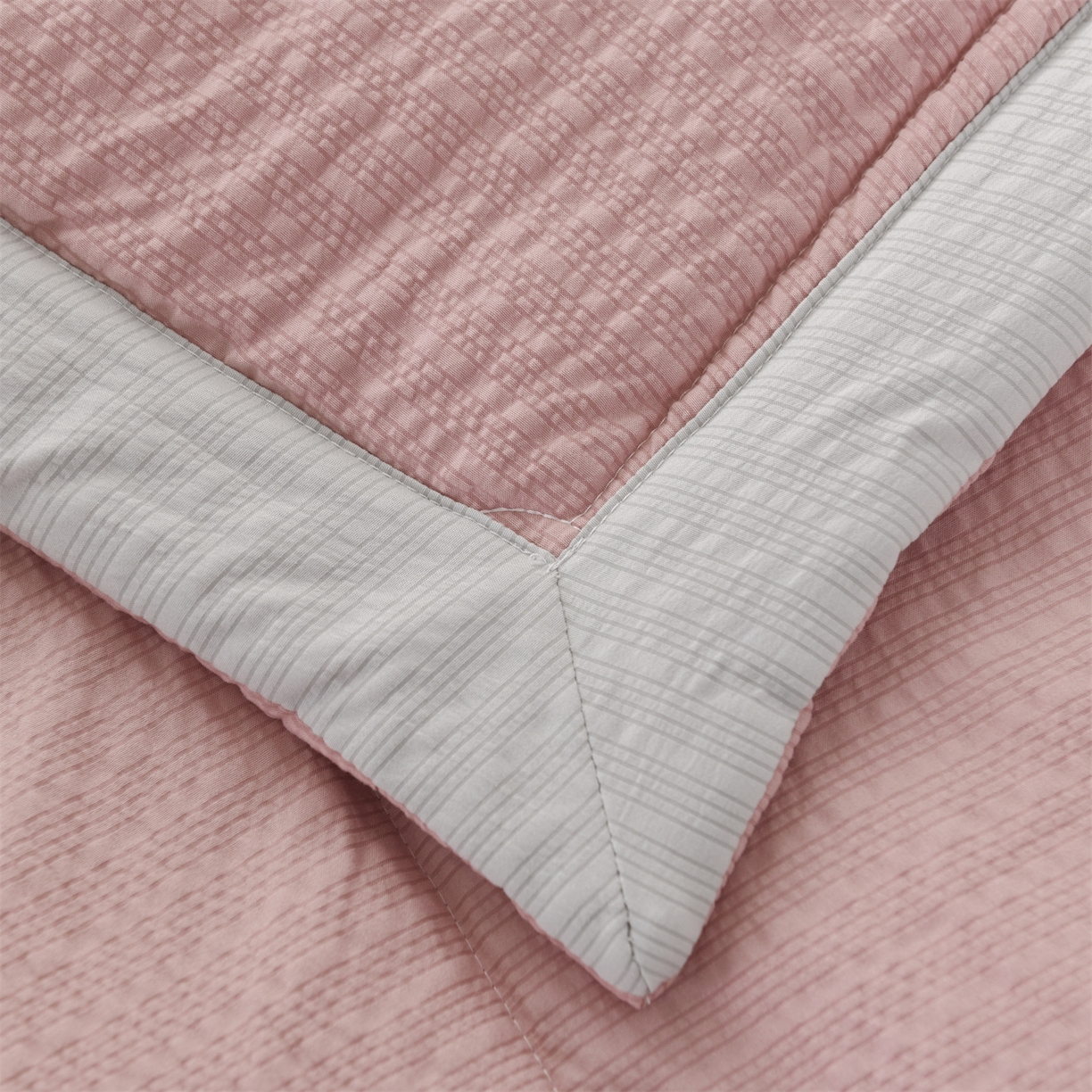 91家纺网 家纺一手货源 找家纺 （总）恋绒家纺 2026新款四季款贴布绣靠枕被抱枕被飞天萌熊