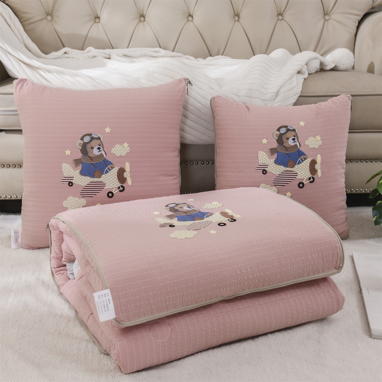 91家纺网 家纺一手货源 找家纺 （总）恋绒家纺 2026新款四季款贴布绣靠枕被抱枕被飞天萌熊