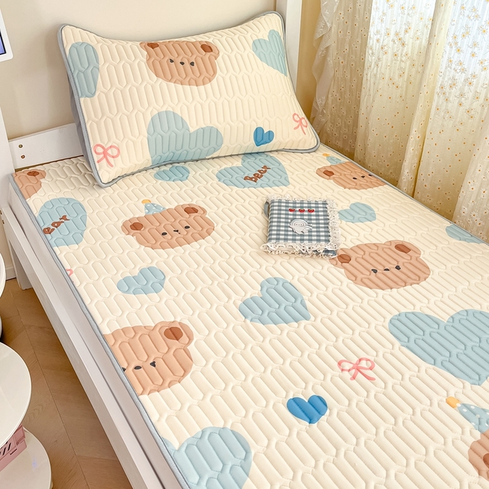 91家纺网 家纺一手货源 找家纺 川悦生活 2026新款大版宿舍凉感丝学生床凉席三件套 小熊奶昔