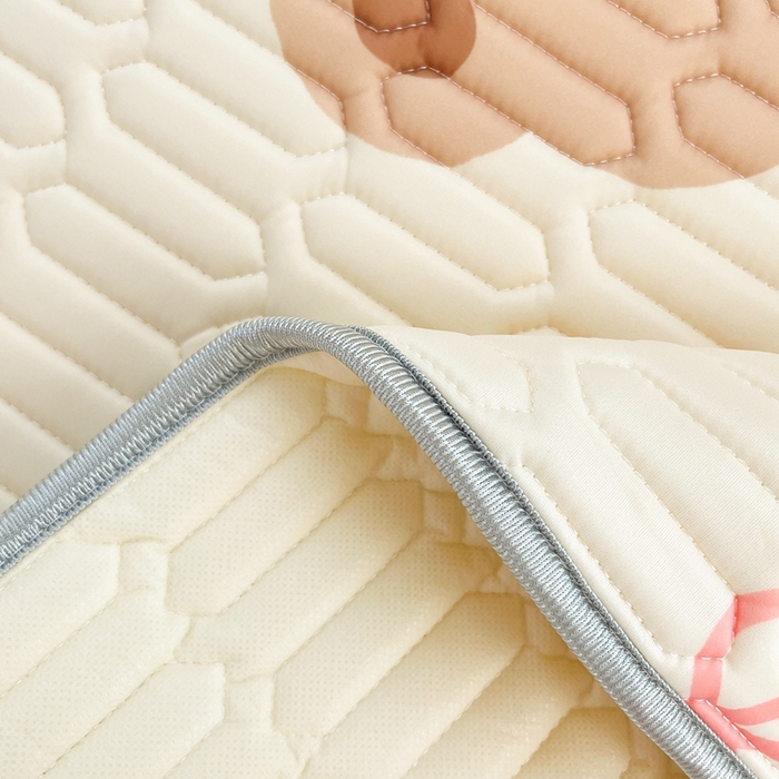 91家纺网 家纺一手货源 找家纺 川悦生活 2026新款大版宿舍凉感丝学生床凉席三件套 小熊奶昔