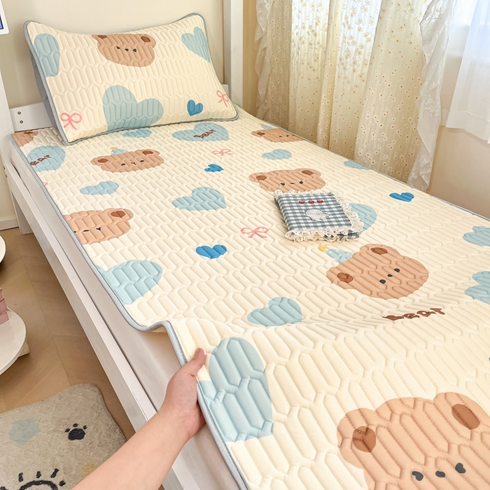 91家纺网 家纺一手货源 找家纺 川悦生活 2026新款大版宿舍凉感丝学生床凉席三件套 小熊奶昔