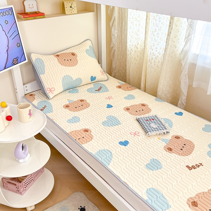 91家纺网 家纺一手货源 找家纺 川悦生活 2026新款大版宿舍凉感丝学生床凉席三件套 小熊奶昔