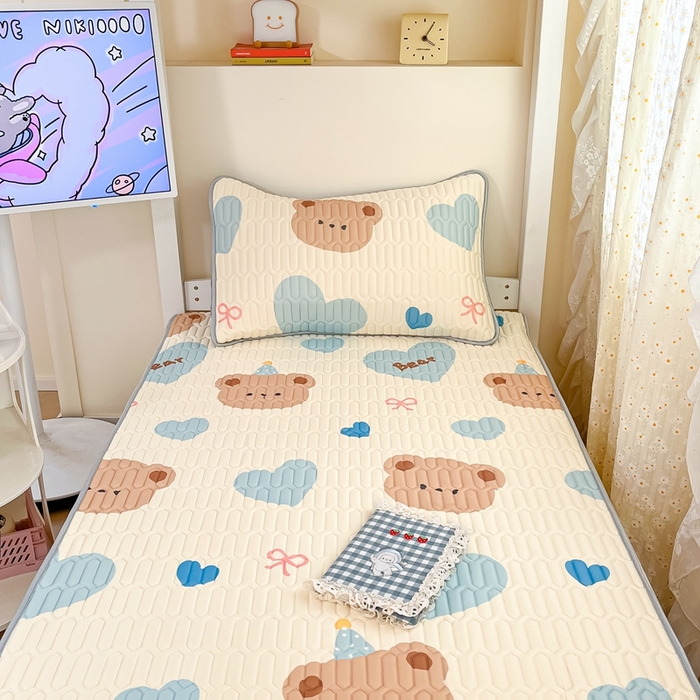 91家纺网 家纺一手货源 找家纺 川悦生活 2026新款大版宿舍凉感丝学生床凉席三件套 小熊奶昔