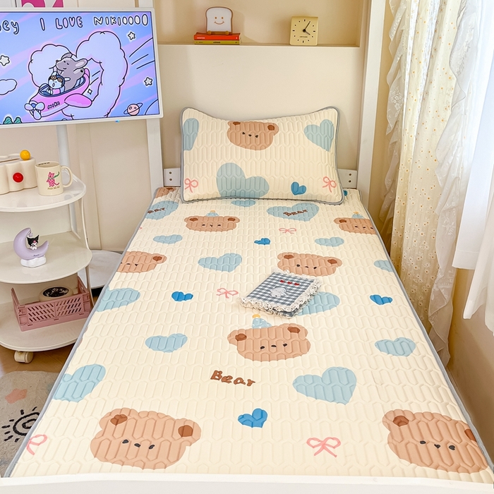 91家纺网 家纺一手货源 找家纺 川悦生活 2026新款大版宿舍凉感丝学生床凉席三件套 小熊奶昔