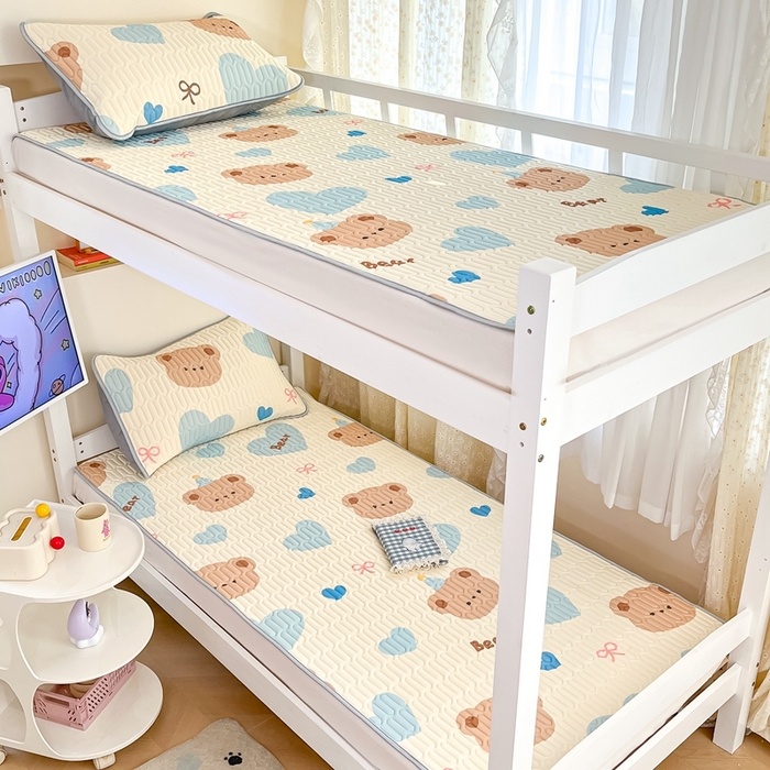 91家纺网 家纺一手货源 找家纺 川悦生活 2026新款大版宿舍凉感丝学生床凉席三件套 小熊奶昔