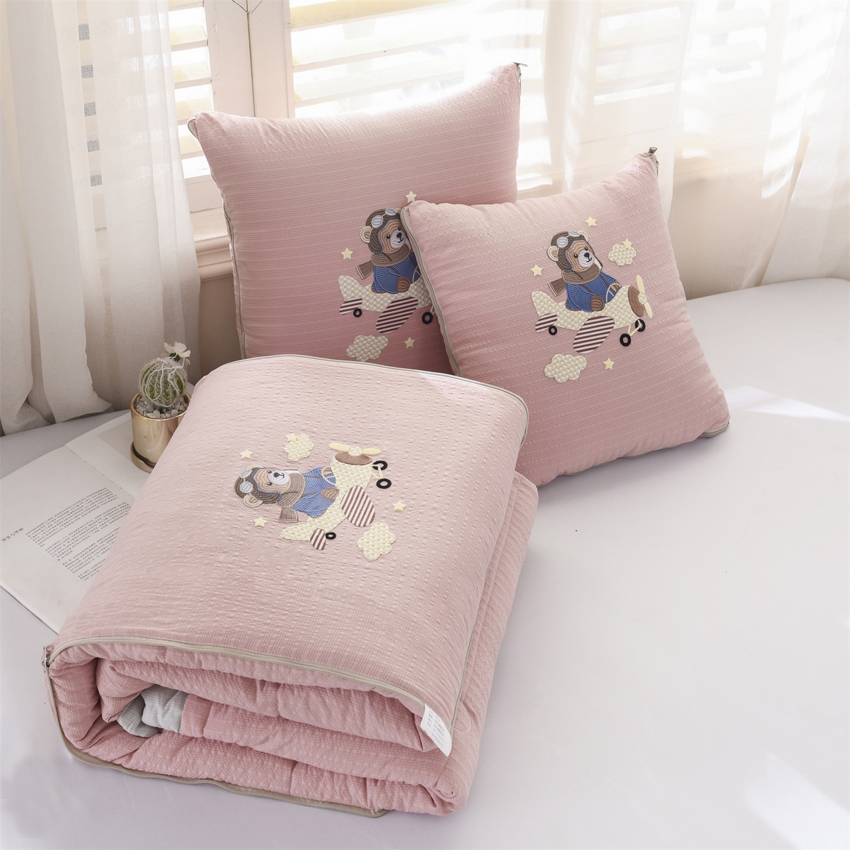 91家纺网 家纺一手货源 找家纺 （总）恋绒家纺 2026新款四季款贴布绣靠枕被抱枕被飞天萌熊