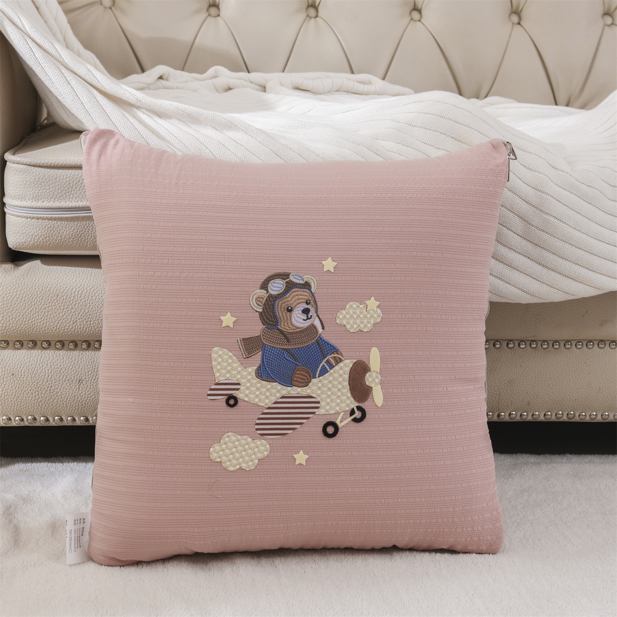 91家纺网 家纺一手货源 找家纺 （总）恋绒家纺 2026新款四季款贴布绣靠枕被抱枕被飞天萌熊