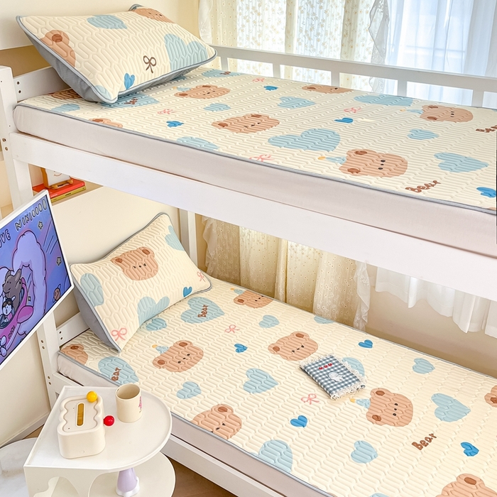 91家纺网 家纺一手货源 找家纺 川悦生活 2026新款大版宿舍凉感丝学生床凉席三件套 小熊奶昔