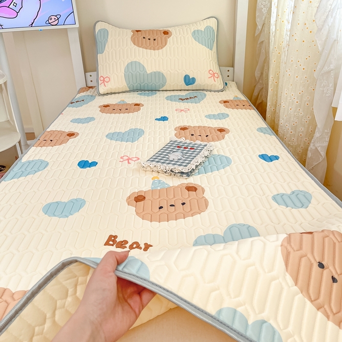 91家纺网 家纺一手货源 找家纺 川悦生活 2026新款大版宿舍凉感丝学生床凉席三件套 小熊奶昔