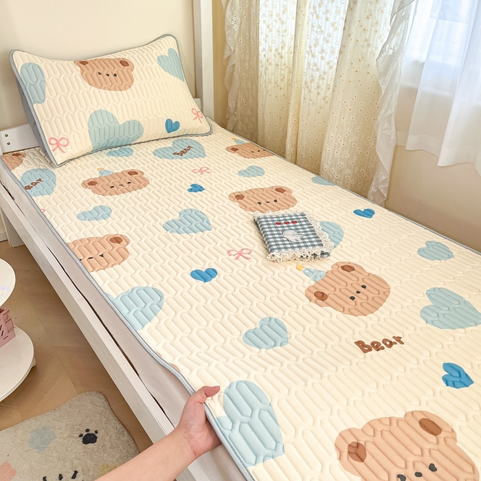 91家纺网 家纺一手货源 找家纺 川悦生活 2026新款大版宿舍凉感丝学生床凉席三件套 小熊奶昔