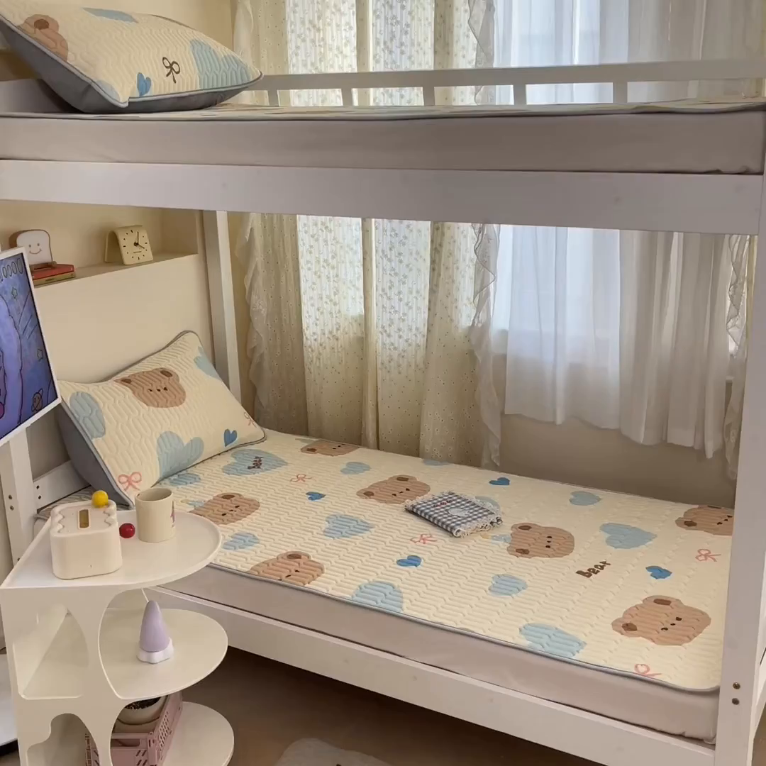 91家纺网 家纺一手货源 找家纺 川悦生活 2026新款大版宿舍凉感丝学生床凉席三件套 小熊奶昔