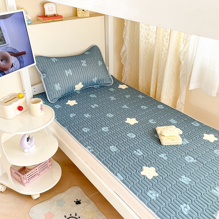 91家纺网 家纺一手货源 找家纺 川悦生活 2026新款大版宿舍凉感丝学生床凉席三件套 星星睡了