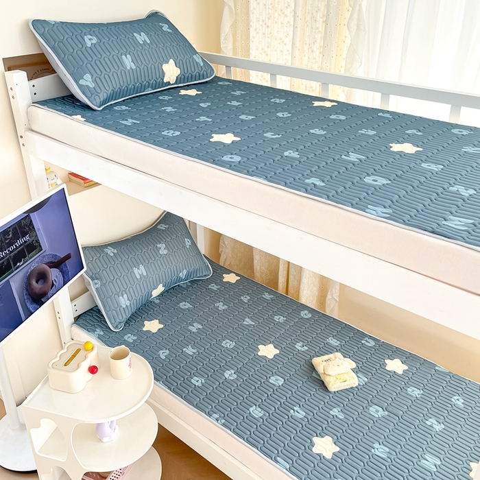 91家纺网 家纺一手货源 找家纺 川悦生活 2026新款大版宿舍凉感丝学生床凉席三件套 星星睡了