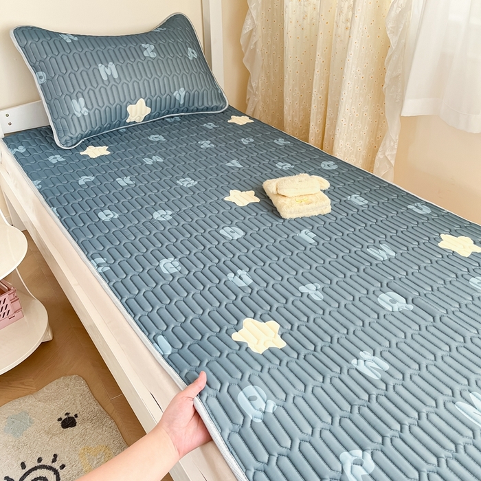 91家纺网 家纺一手货源 找家纺 川悦生活 2026新款大版宿舍凉感丝学生床凉席三件套 星星睡了