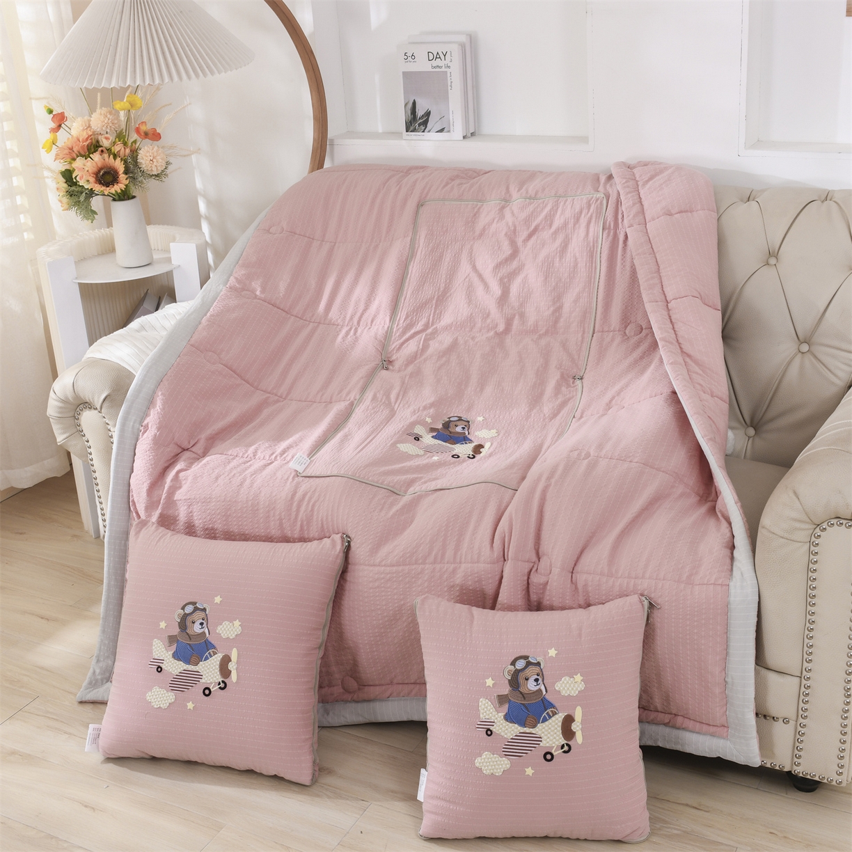 91家纺网 家纺一手货源 找家纺 （总）恋绒家纺 2026新款四季款贴布绣靠枕被抱枕被飞天萌熊