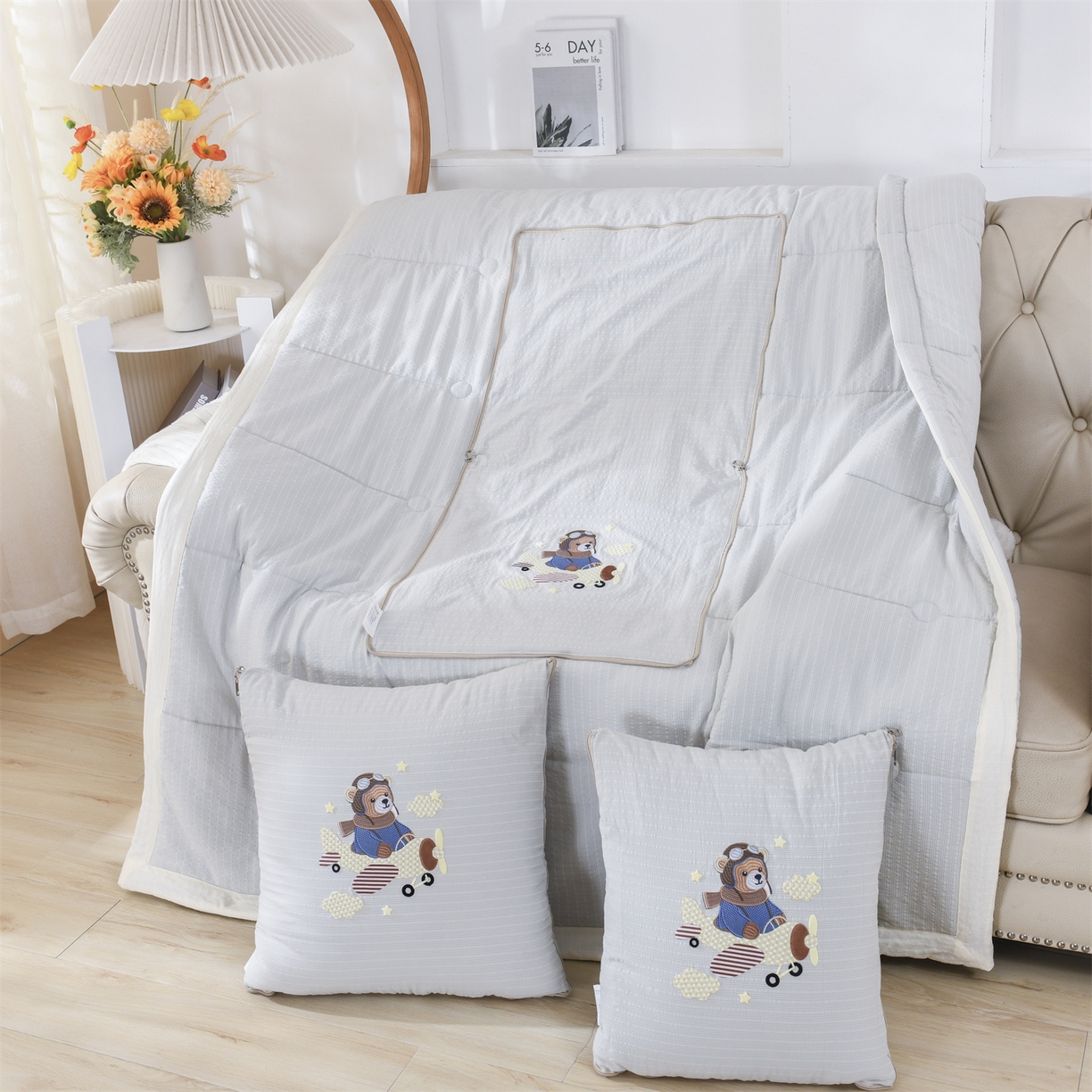 91家纺网 家纺一手货源 找家纺 （总）恋绒家纺 2026新款四季款贴布绣靠枕被抱枕被飞天萌熊