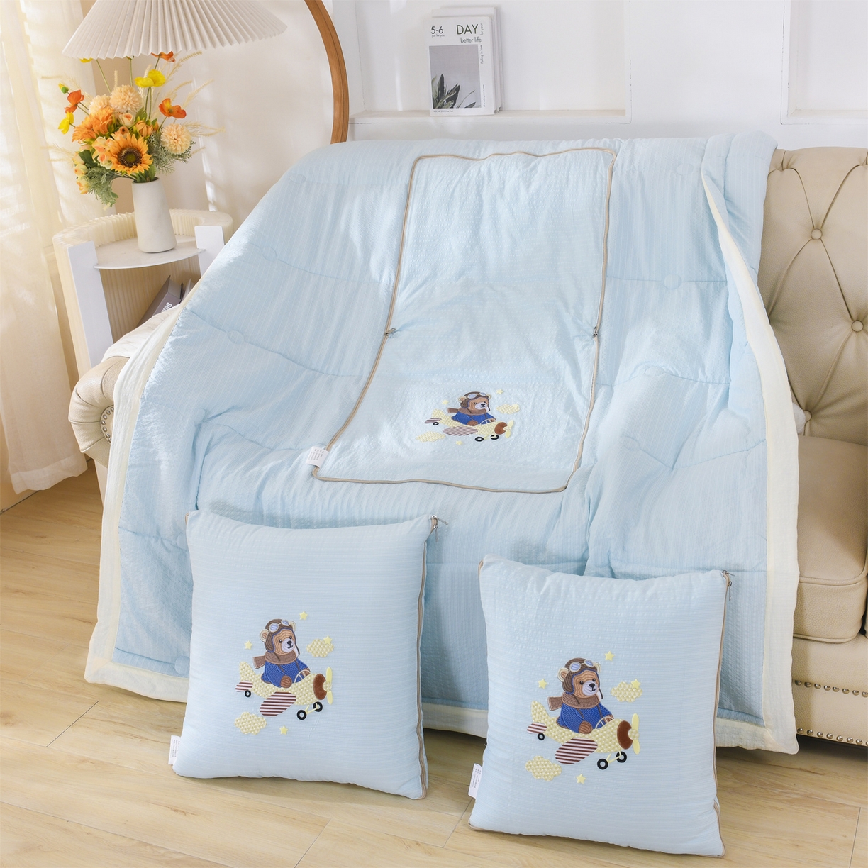 91家纺网 家纺一手货源 找家纺 （总）恋绒家纺 2026新款四季款贴布绣靠枕被抱枕被飞天萌熊