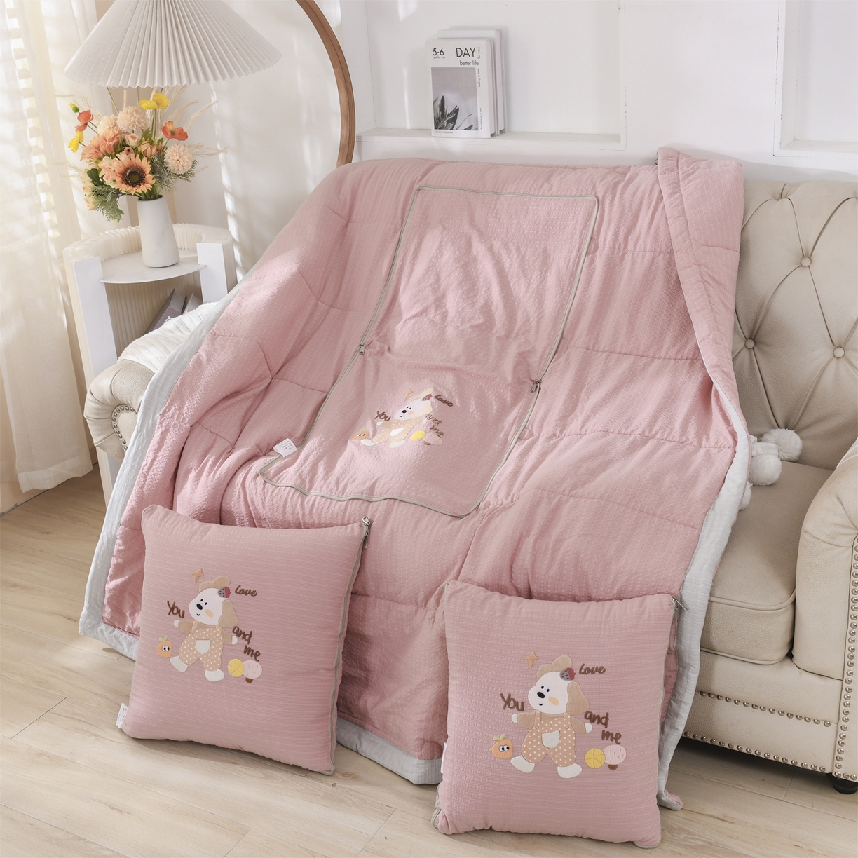 91家纺网 家纺一手货源 找家纺 （总）恋绒家纺 2026新款四季款贴布绣靠枕被抱枕被飞天萌熊